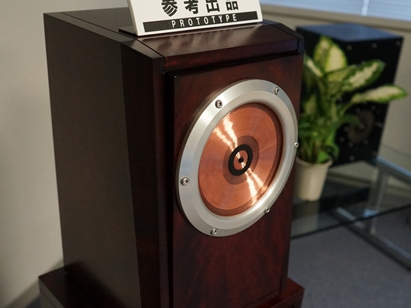 花田スピーカー研究所が展示していたボイスコイル振動版を採用したスピーカー。ボイスコイルが直接音を放出する