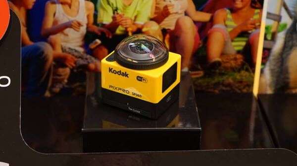 Kodakのフィルム箱をイメージしたという「Kodak PIXPRO SP360」の外観 