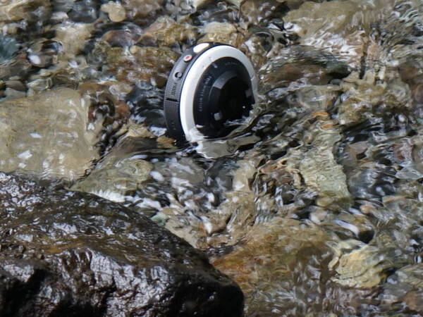 滝つぼの手前の川に半分くらい浸かる感じでカメラ部を設置