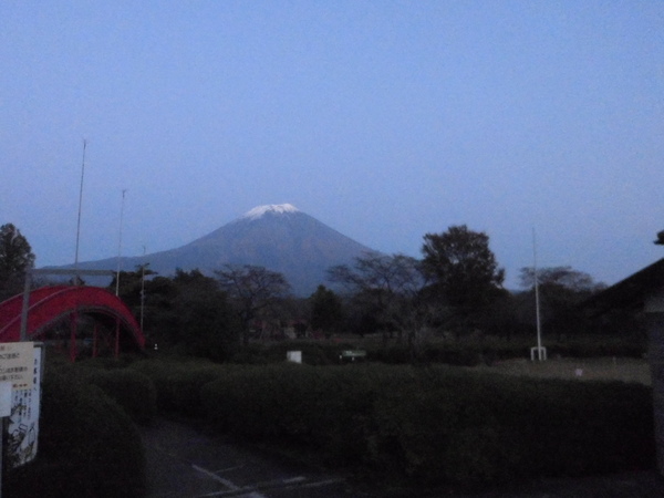 そして、夕暮れの富士山（この少し前まで赤く染まっていたのだが……撮り逃した）を見ながら帰宅の途に就いた