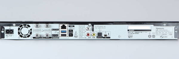 背面にはアンテナ入力やHDMI出力、LAN端子、光デジタル入力を備える。USB端子は録画用端子としてUSB 3.0端子を装備するほか、CATVチューナーとの接続用のi.LINK端子もある