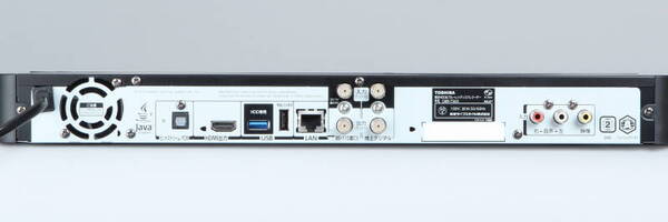 背面には光デジタル出力にHDMI出力、無線LANアダプター接続用のUSB端子などがある