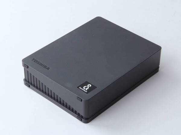 東芝のSeeQVault対応USB HDD「CANVIO DESK」。1TB／2TB／3TBの容量があり、3TBモデルは2万1000円前後で売られている