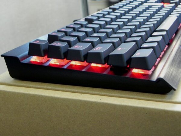 Ascii Jp Cherry Mx Rgb採用で約1680万色に光るキーボードが発売