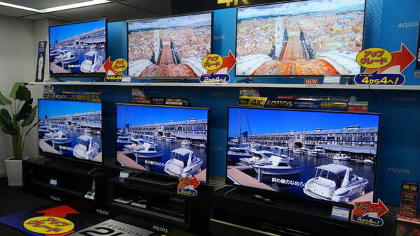 テレビ売り場の展示の例。左に2Kテレビ、右に4Kテレビを置いて精細感を確認してもらう