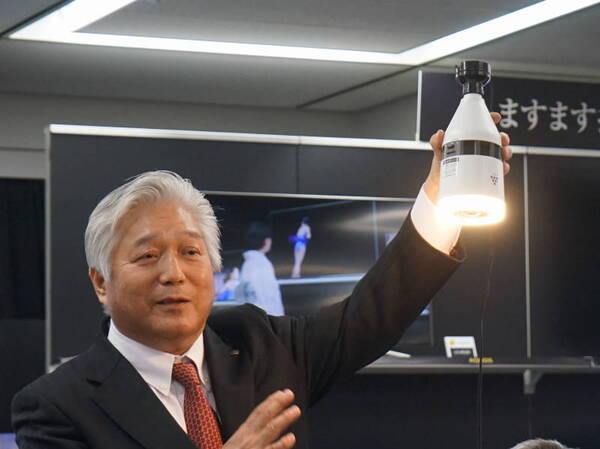 LED付きプラズマクラスターイオン発生機を紹介する細尾忠弘氏 