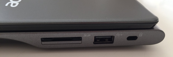 本体右側面には、SDメモリーカードスロット、USB 2.0 、ケンジントンロックの穴が並ぶ