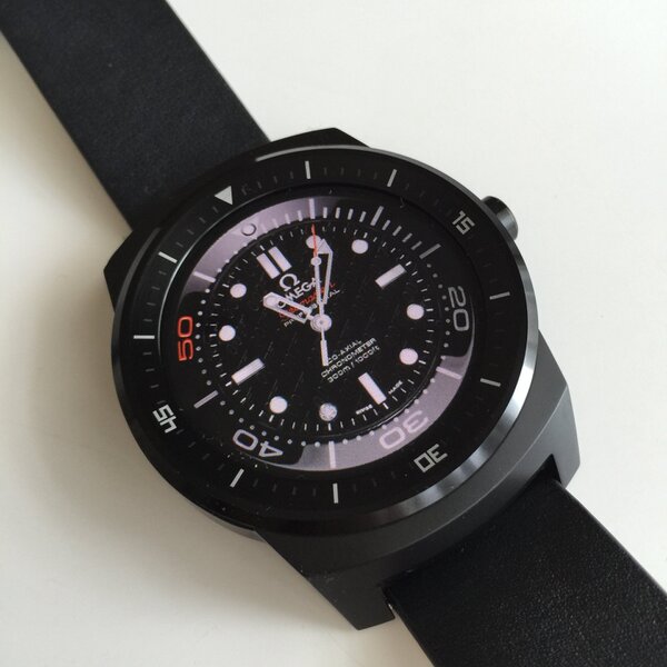 moto360ならピッタリのはずだが、G Watch Rにはハードのベゼルが、イメージ上にもあるソフトベゼルとかぶってしまって変だ。同じ丸い文字盤でもフチなしmoto360とベゼル付きG Watch Rは雰囲気が違う