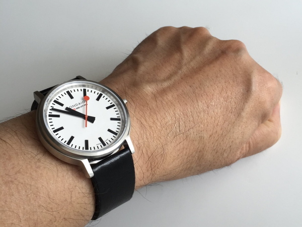 最近の筆者の普段使いの「モディーン腕時計」とそれほどサイズ差は感じない