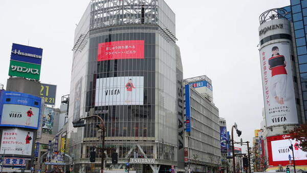 12月1日の渋谷スクランブル交差点の様子。綾瀬はるかさんがいたるところに……