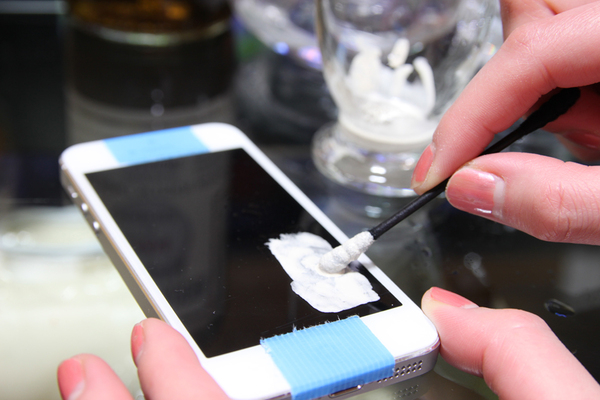 Ascii Jp Iphone 5のガラスに付いたキズをダメモトで磨いてみる技 1 2