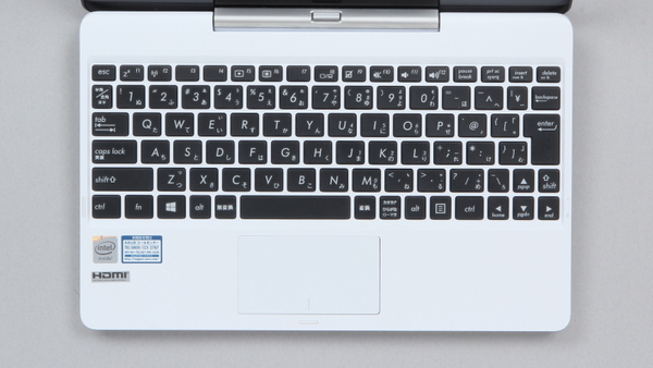 小さいながらも標準的なキーボードとなっているTransBook T100TA