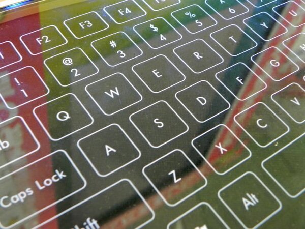 Ascii Jp スケスケな強化ガラスのタッチパネルキーボードが限定発売