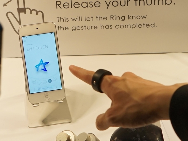 指輪型センシングデバイス「Ring」。指を動かすことでスマホの画面に触れることなく絵を描ける