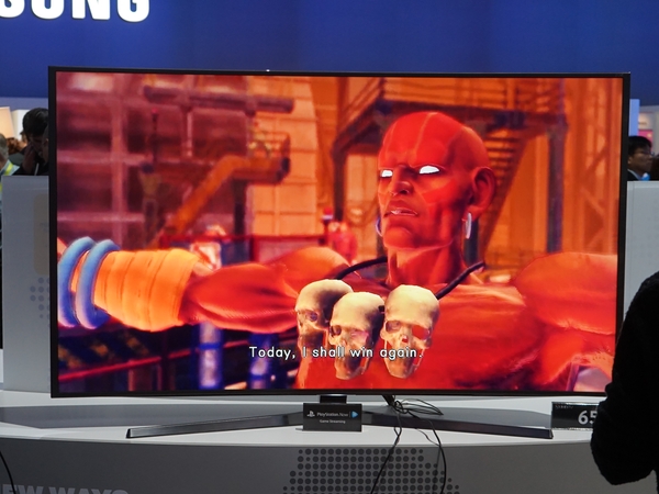 サムスンのテレビでクラウドゲームサービス「PlayStation Now」をプレイ。ネットとの親和性が高くなればテレビの活用の幅が広がる