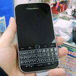 ASCII.jp：これぞまさにブルーベリー!?「BlackBerry Classic」にブルー登場