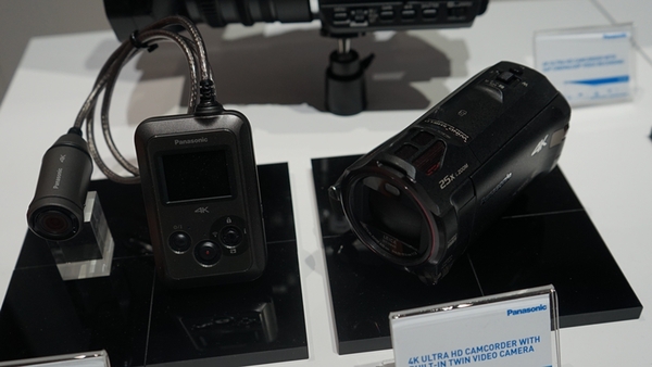 右がパナソニックの4Kビデオカメラ。左は昨年日本でも発売された4K対応のウェアラブルカメラ