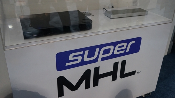 8K映像の伝送が可能な「superMHL」展示の再生環境。サムスンのプレーヤーを使用している