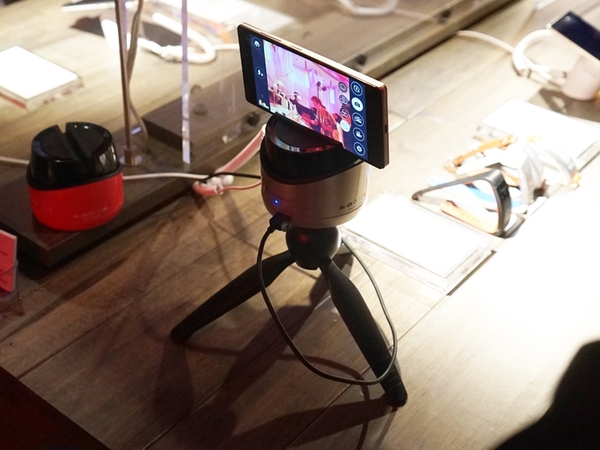 自動でスマホを動かしてカメラのアングルを変える「VIBE FieBot」