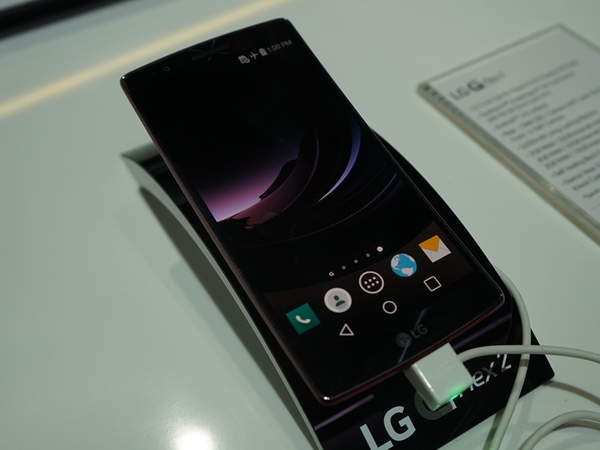 LGは発表直後の「LG G Flax 2」を展示。多くの人が手に取って感触を確かめていた