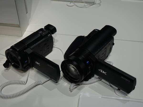 CESで撮影したAX33とAX100。かなり小型化されている