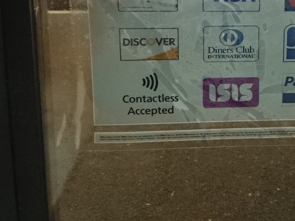 Office Depotの入り口には、対応のクレジットカードのマークとともに、「Contactless Accepted」と書かれたシールが貼られ、iD/PayPassを利用できることが店外からも判断できた