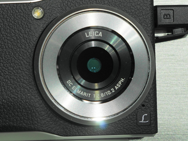 レンズは35mm判換算で28mmの単焦点レンズを搭載。F2.8という明るさだ