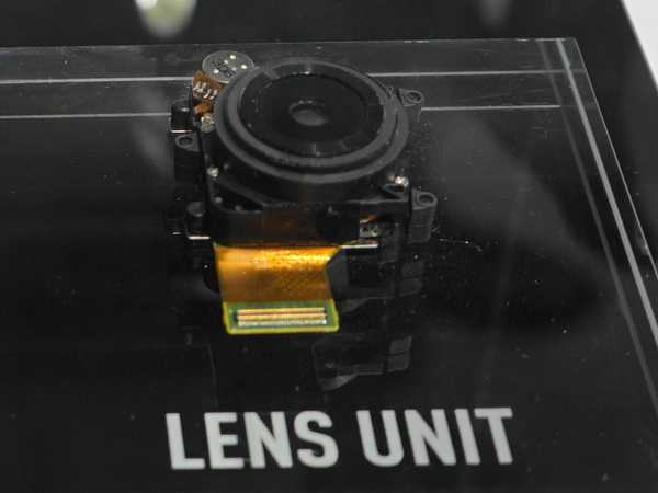 レンズユニット。5群6枚の「LEICA DC ELMARIT」レンズを採用する