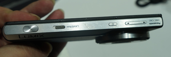 本体側面……上部かな？　ボリュームと電源というAndroid端末らしいボタンが左側にあり、カメラ切り替えスイッチとシャッターボタンが右側にある