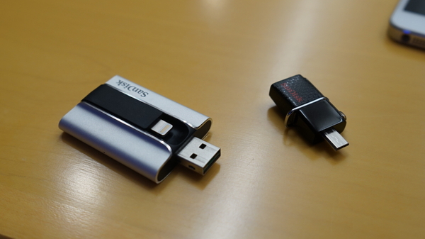 「iXpandフラッシュドライブ」（左）と「サンディスク　ウルトラ　デュアル　USBドライブ 3.0」（右）