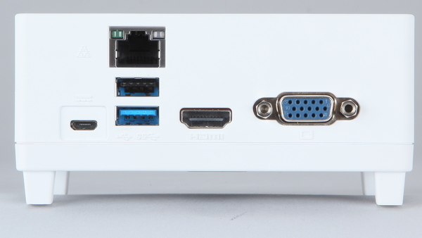 本体背面。左に電源用のmicroUSB端子があり、中央に有線LANとUSBポートが並ぶ。右にはHDMI端子とアナログRGB（D-Sub15ピン）がある