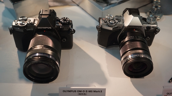 「OM-D E-M5 Mark II」。左は特別カラーモデル