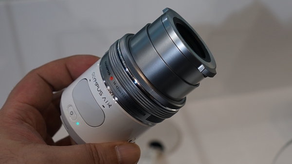 レンズカメラ「OLYMPUS AIR A01」。14-42mmのレンズがついていた