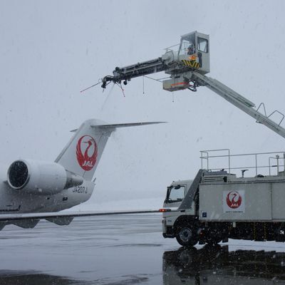 雪靴 釘 飛行機