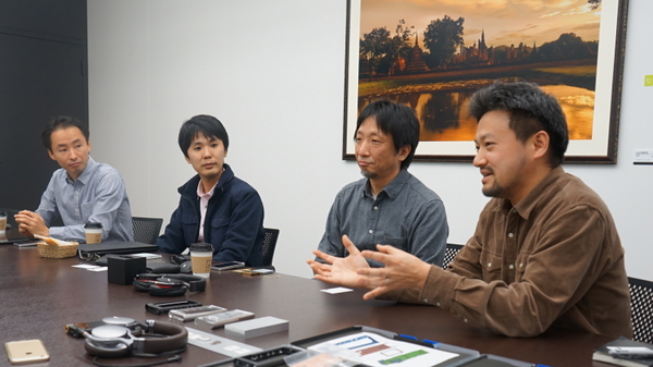 NW-ZX2の開発メンバー（左から商品企画担当：田中 光謙 氏、ソフトウェア担当：村山 敬 氏、音質設計担当：佐藤 浩朗氏、プロジェクトリーダー：佐藤 朝明 氏）