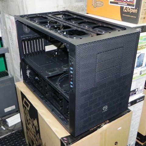 ASCII.jp：とにかくデカイThermaltakeのキューブケース「Core X9」