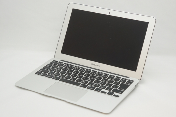 利用するMacBook Air 11は2012年の店頭モデル。SSD容量は256GB