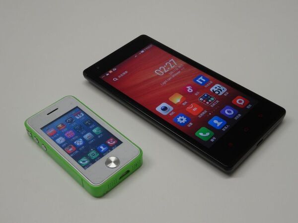 左は小さなニセiPhone、右は1000元をきる小米の紅米手机