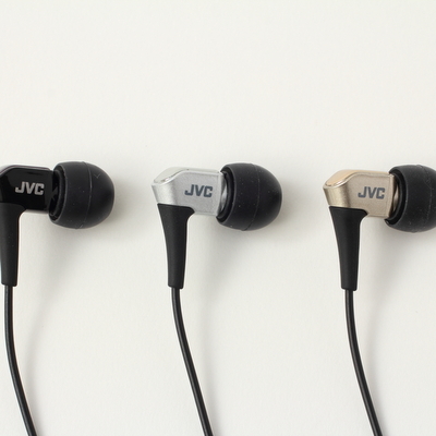 ASCII.jp：1万円以下で驚きの高音質が鳴るイヤホン『HA-FXH20』は