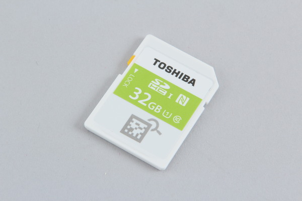 東芝「SD-NFCシリーズ」。実売価格は8GBモデルが2000円前後、16GBが3500円前後、32GBが7000円前後となっている