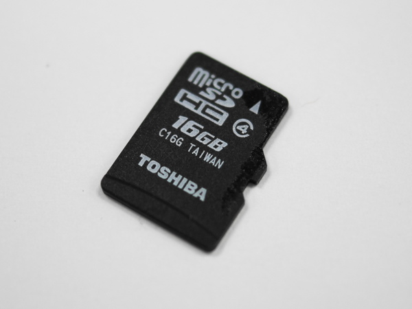 現在モバイルデバイスのメモリーカードとして主流である「microSDHCカード」。形状はやはりmicroSDカードと同一