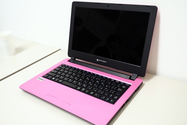 限定発売の桜色モデル！ 格安ノートPC「LuvBook C」をじっくり見る