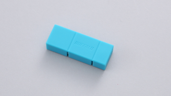 バッファロー「RUF3-SMA」シリーズ。USB3.0対応。シリコンゴムのシンプルな筐体がイイ感じ。サイズは幅14.2×奥行38.4×高さ8.1mm、重量は約6.1gと極小。容量は32/16/8GB3タイプで、カラバリはピンク、ブルー、ブラックの3種