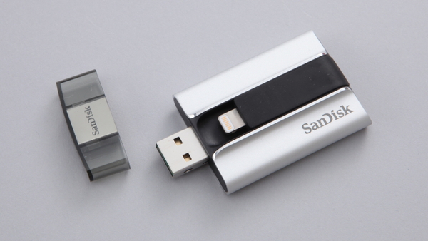 サンディスク「iXpandフラッシュドライブ」。本体に短いシリコンゴム製のLightningケーブルが直接搭載されている。容量は64/32/16GBの3ラインナップ。USB 2.0に対応する。内蔵バッテリーで動作するので、定期的にUSBコネクターからの充電が必要