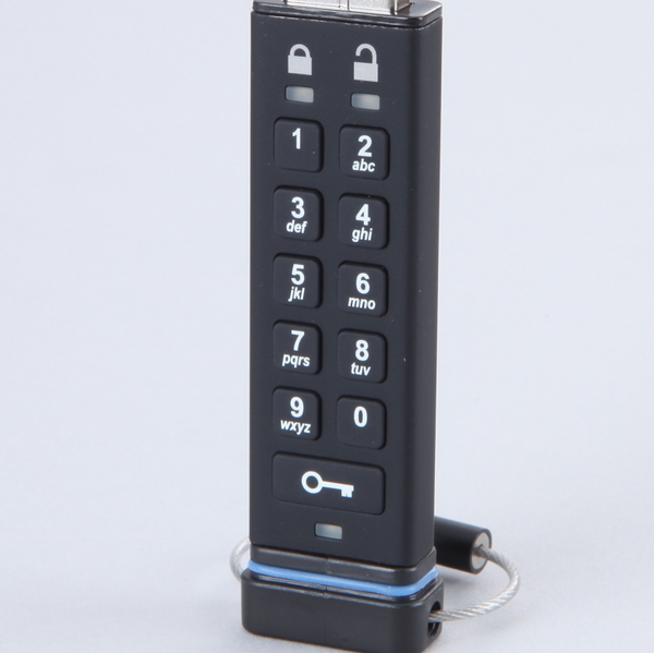 「ロック解除」ボタンを押して、7～15ケタのパスワードを入力して初めてPCに接続することが可能。なおアルミ製のキャップが付属し、持ち運び時にボタン部分をしっかり覆う