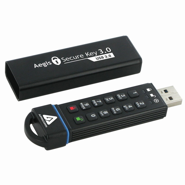 「Aegis Secure Key 3.0」。筐体とケースがアルミ製ハウジングによって保護されている。30GBモデルの実売価格は3万8000円前後とちょっとお高いが、安全を買えると思えば安い、のかもしれない