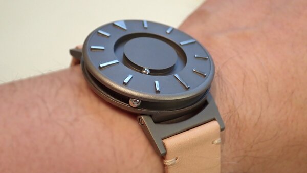 ブラッドレイ腕時計は、極めて軽量で、極めて良好な装着感なのだ。普通、この手のデザイナーズブランドの腕時計にはそういう感触はあまり期待できないものだ