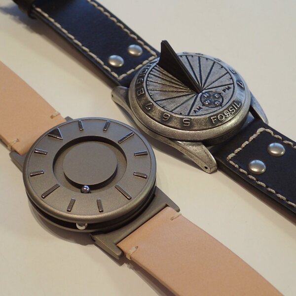 筆者お気に入りのフォッシルの腕日時計（右）を超える愛用率になるかもしれないブラッドレイ腕時計（左）