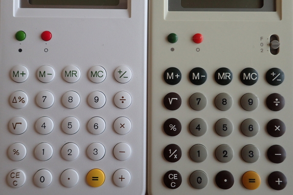 復刻版ET55の数字キートップはすべて白。1983年のオリジナルET55モデルは、数字キーは全部がグレーで、算術記号は濃い茶、メモリーキーなどは濃い緑だ