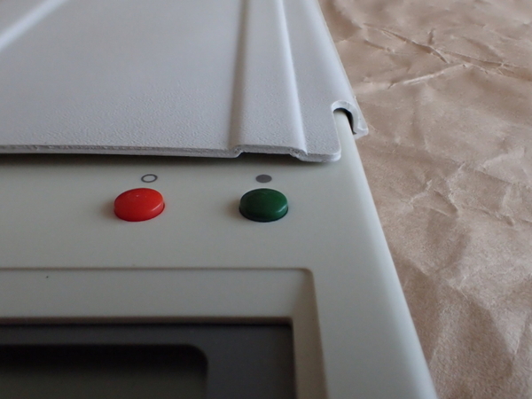 1983年オリジナルET55モデルのケースは電源オンボタン（緑）と小数点以下処理スイッチを凹面の溝で避けるような構造。ポケットの中などで勝手に電源オンとはならない配慮だ
